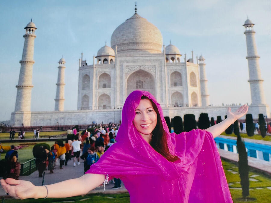 picture of a woman wearing pink in front of the Taj Mahal in Agra, India